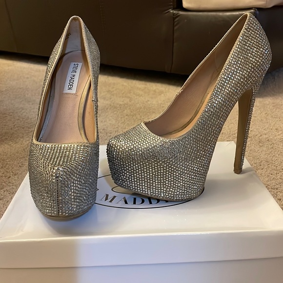 Steve Madden Shoes - Steve Madden silver rhinestone shoe
